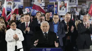 El líder del partido gobernante conservador Ley y Justicia de Polonia, Jaroslaw Kaczynski, en el centro, habla con sus partidarios durante el último mitin de campaña antes de las elecciones parlamentarias
