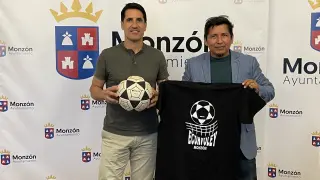 Presentación del Ecuavoley en Monzón: el concejal de deportes, Eliseo Martín, y Fernando Torres, organizador