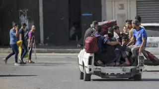 Residents flee Gaza C (47208499)