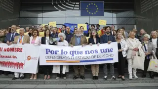 El filósofo Fernando Savater y la catedrática de Derecho Constitucional Teresa Freixes participan en una concentración organizada por Ciudadanos por el Día de la Hispanidad ante el Parlamento Europeo.