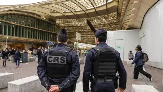 Agentes de Policía patrullan los alrededores de la zona comercial Les Halles en París