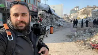 El periodista de Reuters Isam Abdulá, muerto el viernes en Líbano, en un selfi tomado mientras trabajaba en Maras, Turquía, el pasado mes de febrero
