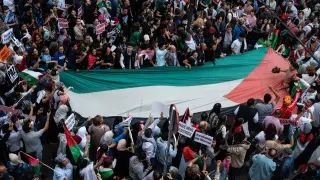 Vista general de la manifestación en Madrid, con asistentes portando una bandera palestina.