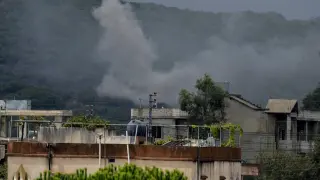 El humo se eleva desde el lugar donde impactó un proyectil de artillería israelí, en viviendas de Aita al-Shaab, una aldea fronteriza con Israel, en el sur del Líbano