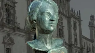 Una escultura con el semblante de Francisca de Pedraza, obra de Pilar Foronda, se entrega cada año a las personas ganadoras de este premio contra la violencia de género