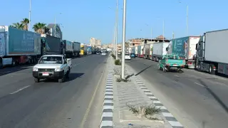 Camiones con ayuda humanitaria bloqueados en la frontera