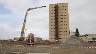 Comienza la demolición de la residencia de alumnas de la antigua Universidad Laboral de Zaragoza