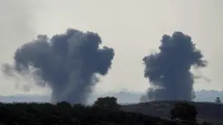 El humo se eleva tras un ataque aéreo israelí en la Franja de Gaza, visto desde el sur de Israel Associated Press/LaPresse Only Italy and Spain