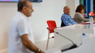 El secretario general de UGT, Pepe Álvarez, escucha la intervención en una asamblea de delegados del líder del sindicato en Aragón.