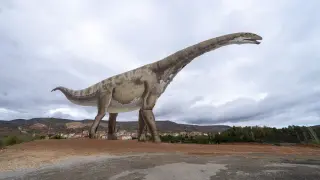 Escultura de un Turiasaurus a tamaño natural inagurada en Riodeva