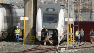 La policía, bomberos y la UME, despliegan el dispositivos para sacar el cadáver de Alvaro Prieto entre dos trenes cerca de la estación de Santa Justa. A 16 de octubre de 2023, en Sevilla (Andalucía, España). La Poli