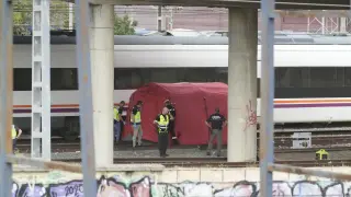 La policía junto al cadáver localizado entre dos trenes cerca de la estación de Santa Justa. A 16 de octubre de 2023, en Sevilla (Andalucía, España). La Policía Nacional ha confirmado la aparición de un cadáver, 