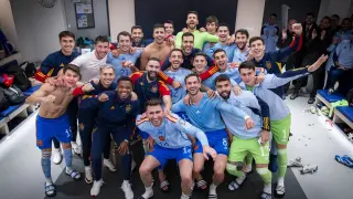 Los jugadores de la selección española celebran la victoria ante Noruega en el vestuario tras el partido de clasificación para la Eurocopa 2024