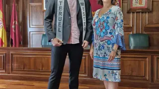 Cata Muntean, elegido Mister Teruel, junto a la alcaldesa, Emma Buj.