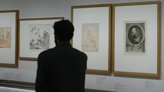 Un hombre visita la exposición 'Del lapicero al buril. El dibujo para grabar en tiempos de Goya'