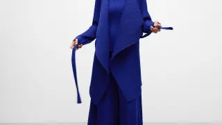El azulón es una de las tendencias de la próxima temporada que ya se puede encontrar en las tiendas: modelo de Adolfo Domíguez.
