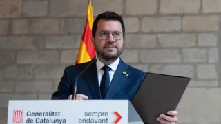 El presidente de la Generalitat, Pere Aragonès, durante una rueda de prensa tras la reunión del Govern para valorar el informe para pactar un referéndum de autodeterminación,en la galería gótica del Palau de la Generalitat, a 16 de octubre de 2023, en Mad