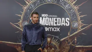 El actor Miguel Ángel Silvestre posa para los medios gráficos a su llegada al estreno de la segunda temporada de la serie '30 Monedas'.