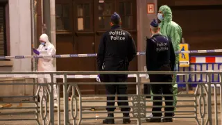La policía belga analizando el lugar del ataque