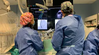 Los cardiólogos intervencionistas durante un momento de la implantación del triclip en una de las salas de Hemodinámica del Servet