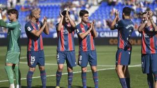 Los jugadores de la SD Huesca saludan a la grada en el inicio del partido con el Eldense.