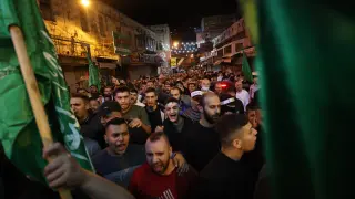 Los palestinos protestan  en la ciudad de Naplusa, en Cisjordania, contra un ataque israelí contra un hospital en Gaza