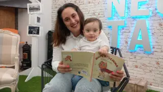 Ana Notivoli, autora de 'SuperMichina', con su hija Lucía, un bebé prematuro que ha inspirado la historia.