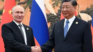 El presidente chino, Xi Jinping y el presidente ruso, Vladimir Putin, posan para una fotografía antes de sus conversaciones al margen del Foro de la Franja y la Ruta en Beijing, China.