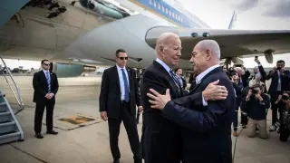 Benjamin Netanyahu recibe a Joe Bide al pie de la escalerilla del Air Force One tras aterrizar en Tel Aviv
