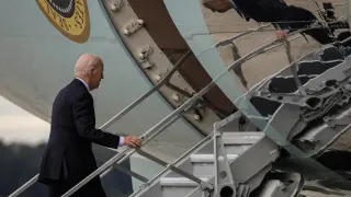 Biden, subiendo al avión que lo lleva a Israel