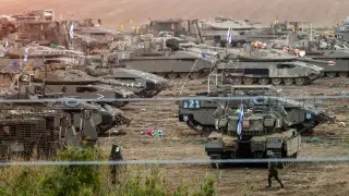Tropas israelíes con una variedad de vehículos militares.