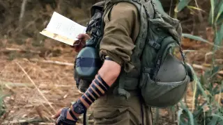 Un soldado israelí ora en un lugar de reunión cerca de la frontera entre Israel y Gaza, en el sur de Israel.