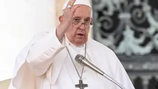 El Papa Francisco bendice a los fieles durante su audiencia general semanal en la Plaza de San Pedro del Vaticano.