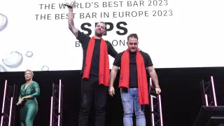 Simone Caporale y Marc Alvarez de Sips de Barcelona celebran cuando fueron anunciados como ganadores del premio al mejor bar del mundo.