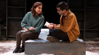Toni Acosta y Omar Ayuso durante una representación de 'El sonido oculto'.