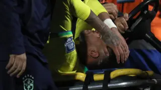 Neymar de Brasil sale lesionado hoy, en un partido de las Eliminatorias Sudamericanas para la Copa Mundial de Fútbol 2026 entre Uruguay y Brasil en el estadio Centenario en Montevideo
