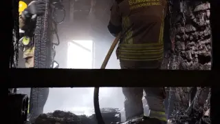 Los bomberos han saneado la cubierta de la casa una vez extinguidas las llamas.