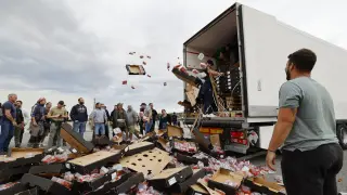 Agricultores franceses saqueando un camión español este jueves en la frontera.