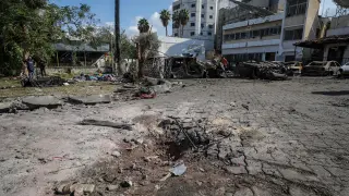 El cráter que dejó la explosión cerca del hospital MIDEAST ISRAEL PALESTINIANS GAZA CONFLICT