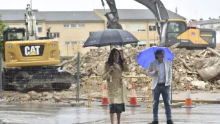 La alcaldesa, Lorena Orduna, y el concejal de Urbanismo, Iván Rodríguez, delante de los escombros del edificio demolido.