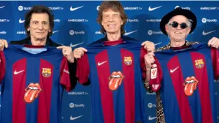 Mick Jagger (c), Keith Richards (d), y Ronnie Wood (i), con las camisetas con el logotipo de la lengua y los labios en la camiseta del Barça