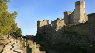 Los torreones de la muralla ha restaurar se sitúan cerca del vial de acceso al recinto