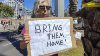 Una mujer pide la vuelta a casa de los secuestrados, este martes en Tel Aviv, Israel.