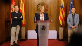 La alcaldesa de Zaragoza, Natalia Chueca, comparece en el arco de banderas del Ayuntamiento.