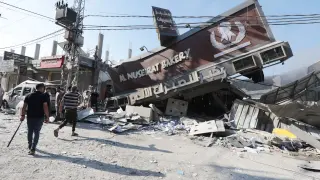 Palestinos y defensa civil inspeccionan una panadería destruida tras un ataque aéreo que mató a cuatro personas en Nuseirat, en el centro de la Franja de Gaza.