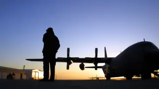 Tres Hércules, también llamados ‘Dumbos’ por su gran tamaño, salen de la Base Aérea de Zaragoza en misión humanitaria con destino a Afganistán en diciembre de 2001.