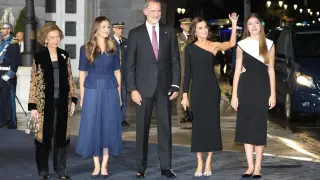 (I-D) La Reina Sofía, la Princesa Leonor, el Rey Felipe, la Reina Letizia y la Infanta Sofía a su salida a la entrega de los Premios Princesa de Asturias 2023, a 20 de octubre de 2023, en Oviedo (España)...PREMIOS;P