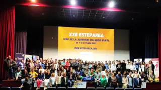 Imagen de grupo de los asistentes este viernes al foro de Esteparea en Sariñena.