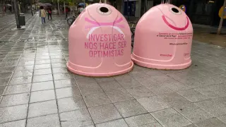 Los dos contenedores rosas se han colocado en la plaza Concepción Arenal de Huesca.