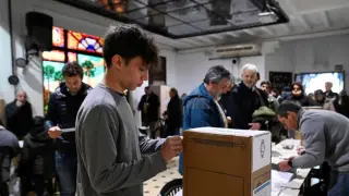 Simón Ribinstein, de 17 años, vota por primera vez en su vida en la primaria presidencial de Argentina el 13 de agosto de 2023.